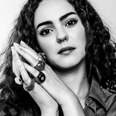 Bague en corne claire - pierre 6 mm...