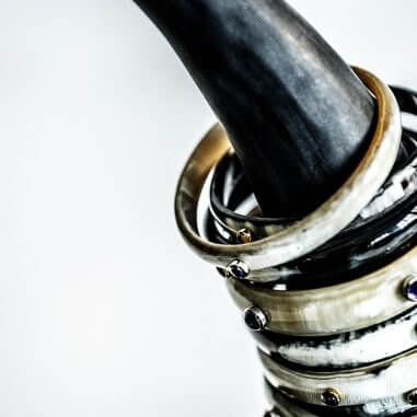 Jonc en corne claire 10mm serti...