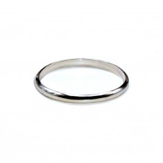 Photo d'une alliance en or blanc 18k largeur 2 mm sur fond blanc vue de devant. 