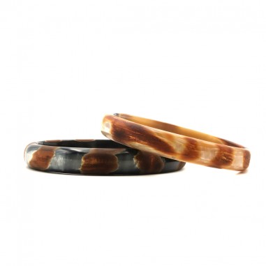 Photo sur fond blanc des deux joncs en corne tachetée 10 mm.