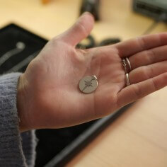 Photo du pendentif réalisé durant l'atelier créer son pendentif.