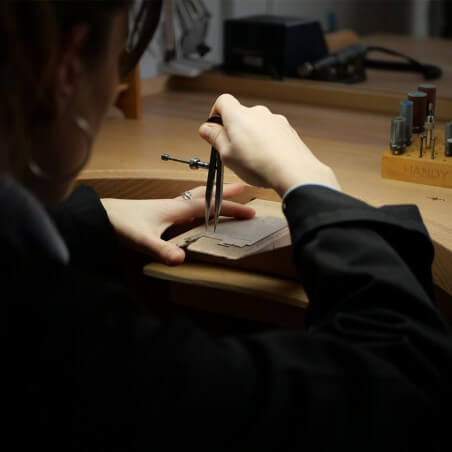 Photo du traçage sur le métal durant l'atelier créer son pendentif.