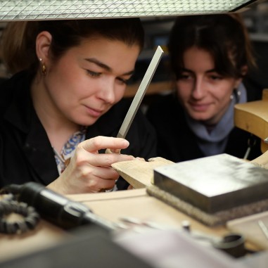Photo de la bijoutière accompagnant une personne durant la fabrication de son pendentif durant l'atelier créer son pendentif.