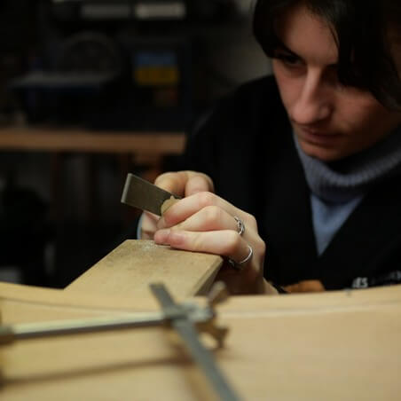 Photo d'une personne en train de réaliser son pendentif durant l'atelier créer son pendentif.
