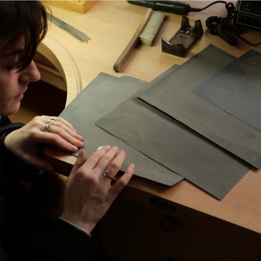 Photo du travail d'émerissage durant l'atelier créer son pendentif.