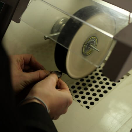 Photo du travail de polissage durant l'atelier créer son pendentif.