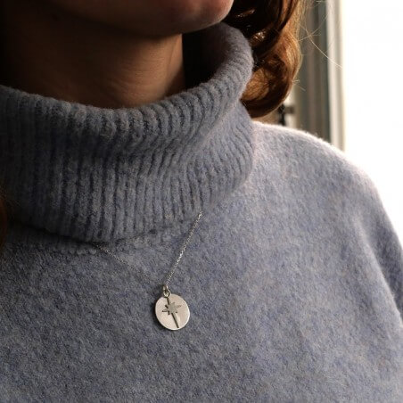 Photo porté du pendentif terminée à la fin de l'atelier créer son pendentif.