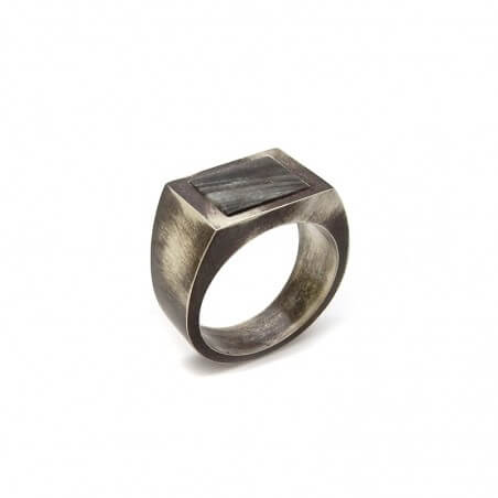 Photo d'une chevalière homme  de forme rectangulaire en argent massif.