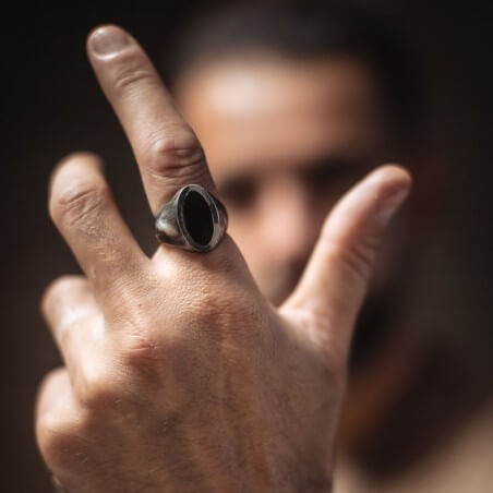 Photo portée par un homme de la chevalière homme modèle Nial en argent vieilli.