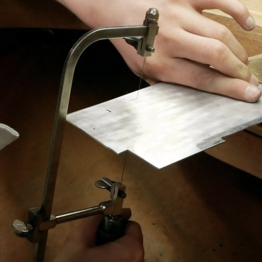 Photo de l'outil tranchant qui découpe une plaque d'argent lors de l'atelier créer son bracelet.