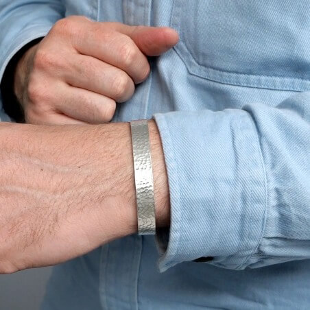 Photo portée du bracelet fabriqué durant l'atelier créer son bracelet.