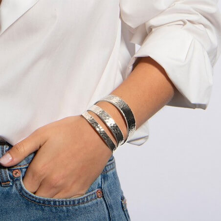 Photo des différents bracelets fabriqués et portés sur un mannequin durant l'atelier créer son bracelet.