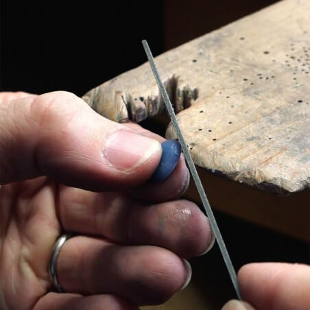 Photo du limage de la cire lors de l'atelier bijou empreinte bébé.