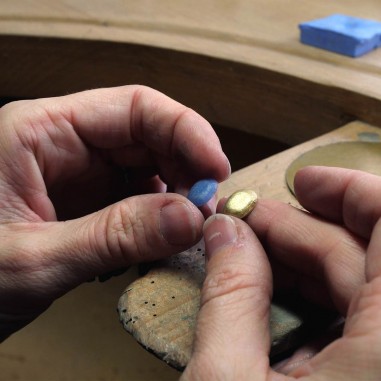 Photo de comparaison entre l'empreinte en cire et l'empreinte en métal lors de l'atelier bijou empreinte bébé.