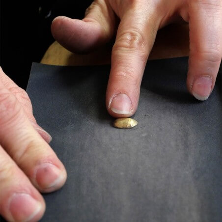 Photo du geste d'émerissage du métal lors de l'atelier bijou empreinte bébé.