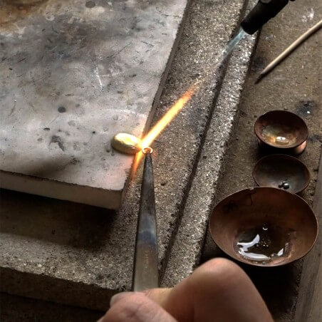 Photo de la soudure de la bélière lors de l'atelier bijou empreinte bébé.