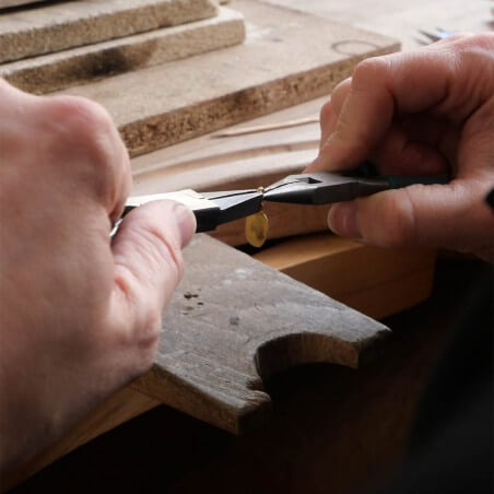 Photo de l'assemblage de la bélière lors de l'atelier bijou empreinte bébé.