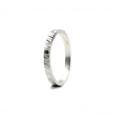 Photo de l'alliance fine diamant noir modèle tungstène vue de profil sur fond blanc.