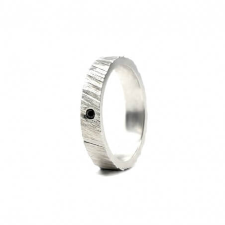 Photo de l'alliance homme avec diamant modèle tungstène sur fond blanc vue de côté.