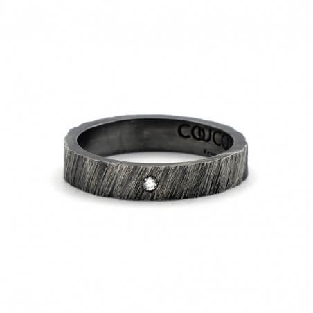 Photo de l'alliance homme avec diamant blanc modèle tungstène sur fond blanc vue de face.