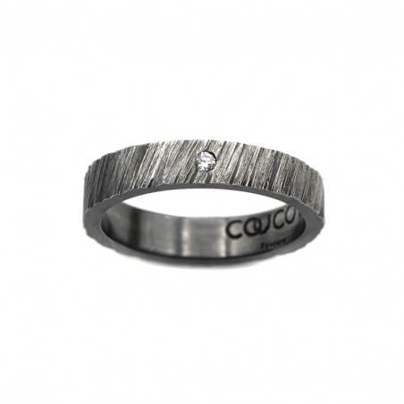 Photo de l'alliance homme avec diamant blanc modèle tungstène sur fond blanc vue de dessus.