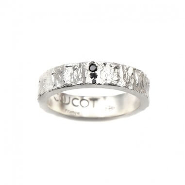 Photo de l'alliance homme avec diamant modèle Hyperion sur un fond blanc et vue de dessus.