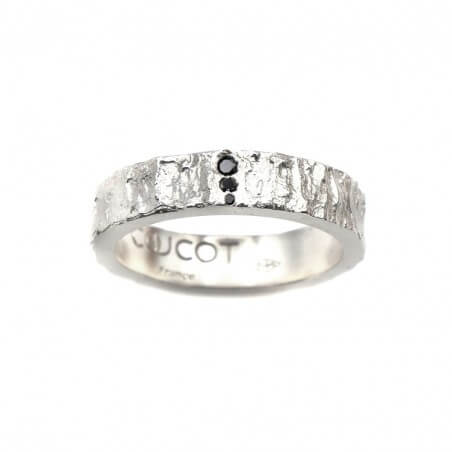 Photo de l'alliance homme avec diamant modèle Hyperion sur un fond blanc et vue de dessus.