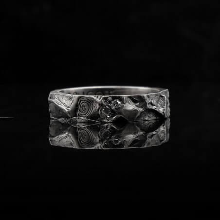 Photo alliance homme avec diamants blancs modèle A76 sur fond marbre noir vue de face.