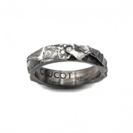 Photo alliance homme avec diamants blancs modèle A76 sur fond blanc vue de dessus.