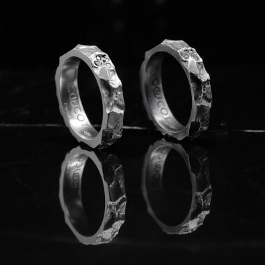 Photo des deux bagues alliance homme avec diamant modèle A76.