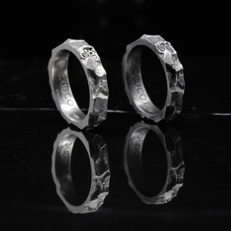 Photo des deux bagues alliance homme avec diamant modèle A76.