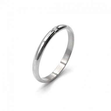 Alliance étoile en or jaune sur un fond blanc vue de côté.