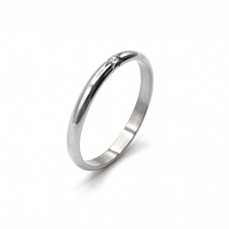 Alliance étoile en or jaune sur un fond blanc vue de côté.