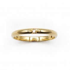 Alliance étoile en or jaune comportant 3 sertis étoilés sur fond blanc vue de dessus.