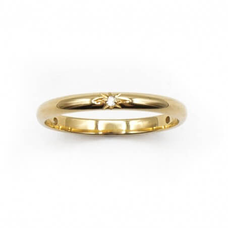 Alliance étoile en or jaune comportant 3 sertis étoilés sur fond blanc vue de dessus.