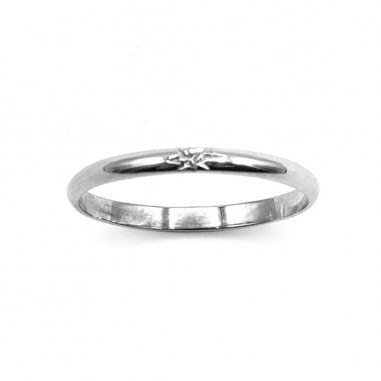 Photo sur fond blanc alliance étoile avec trois diamants blancs vue de dessus.