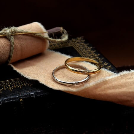 Alliance étoile en or sur fond livre de messe.