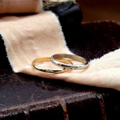 Photo d'une alliance étoile en or jaune 18k sur fond blanc vue de dessus.. 2