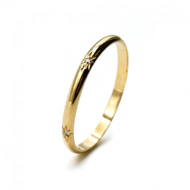 Photo d'une alliance étoile en or jaune 18k sur fond blanc vue 3/4.