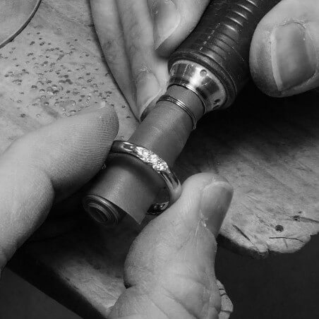 Photo d'une alliance étoile avec 7 diamants en fabrication à l'atelier.