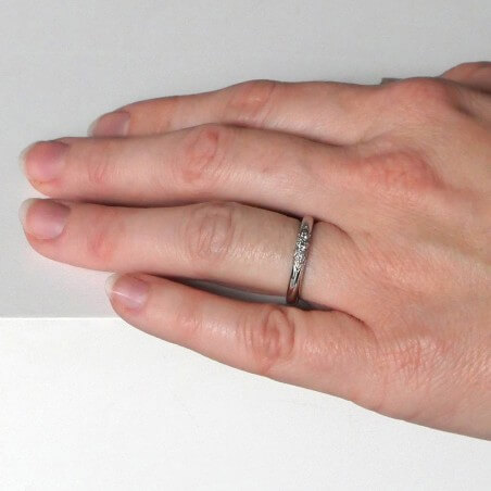 Photo d'une alliance étoile 21 diamants portée.