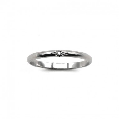 Alliance étoile en or blanc sur un fond blanc vue de dessus.