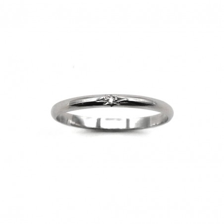 Alliance étoile en or blanc sur un fond blanc vue de dessus.