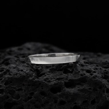 Photo sur fond lave noire gris alliance ruban or blanc largeur 2mm.