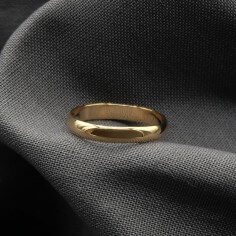 Photo d'une alliance en or jaune 18k largeur 3 mm sur fond blanc vue de devant. 2