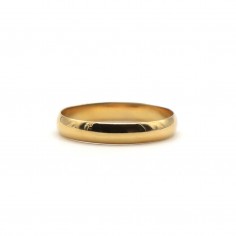 Photo d'une alliance en or jaune 18k largeur 4 mm sur fond blanc vue de devant.