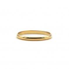 Photo d'une alliance en or jaune 18K largeur 2mm sur fond blanc vue devant.