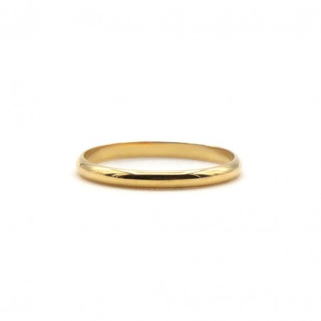 Photo d'une alliance en or jaune 18K largeur 2mm sur fond blanc vue devant.
