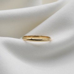 Photo d'une alliance en or jaune 18K largeur 2mm sur fond blanc vue devant. 2