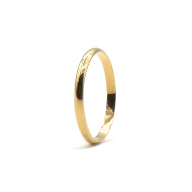 Photo d'une alliance en or jaune 18K largeur 2mm sur fond blanc vue 3/4.